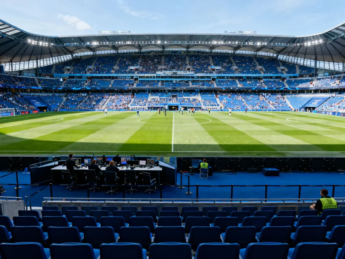 Stadion piłkarski z różnie wykorzystywanymi sektorami trybun podczas meczu