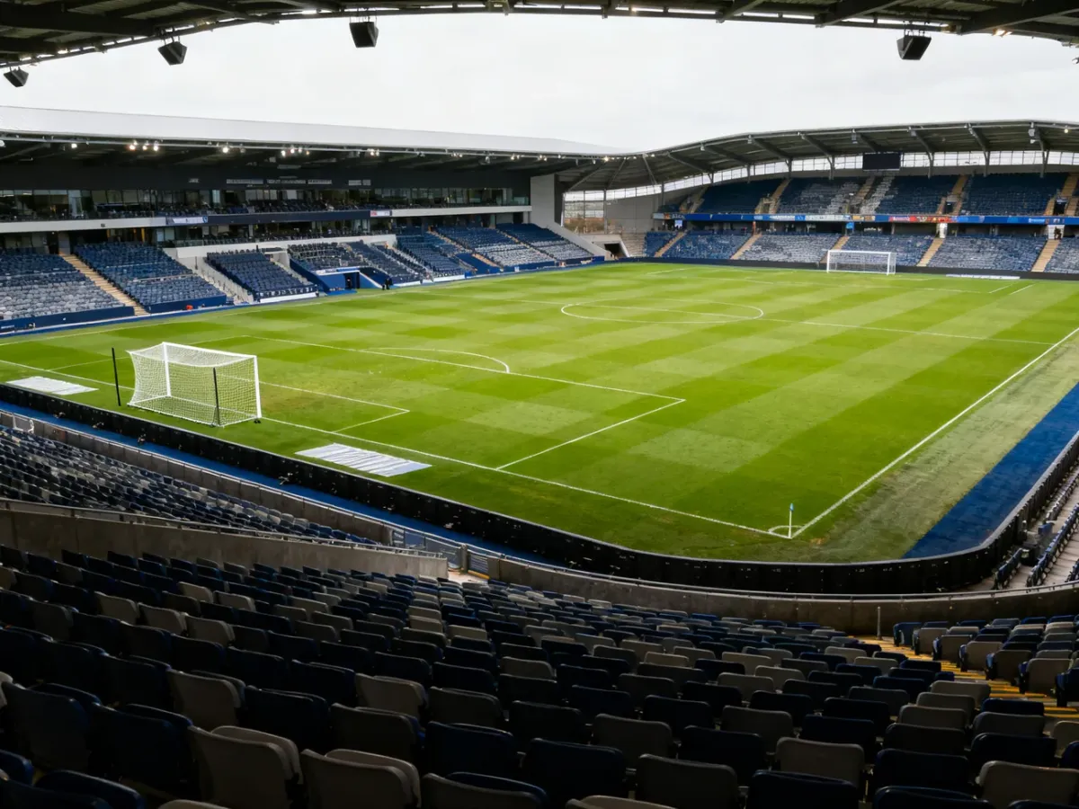 Widok boiska z trybuny głównej stadionu piłkarskiego