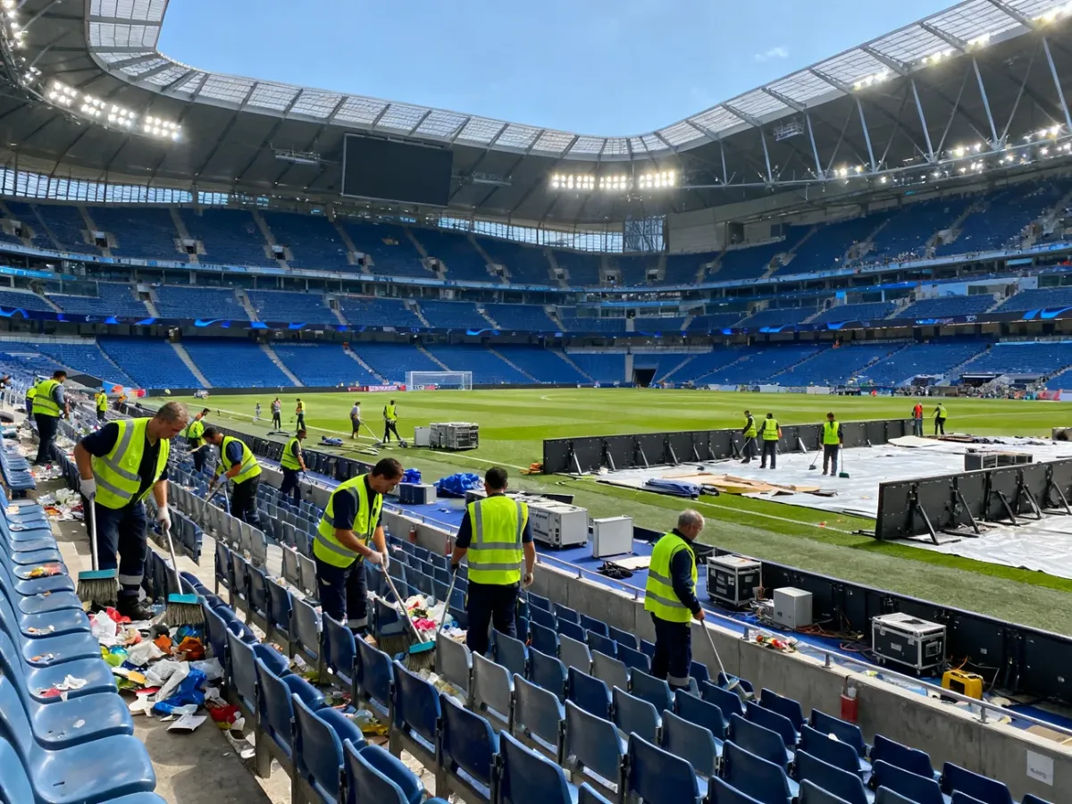 Ekipy sprzątające i techniczne przywracające stadion do porządku po dużej imprezie