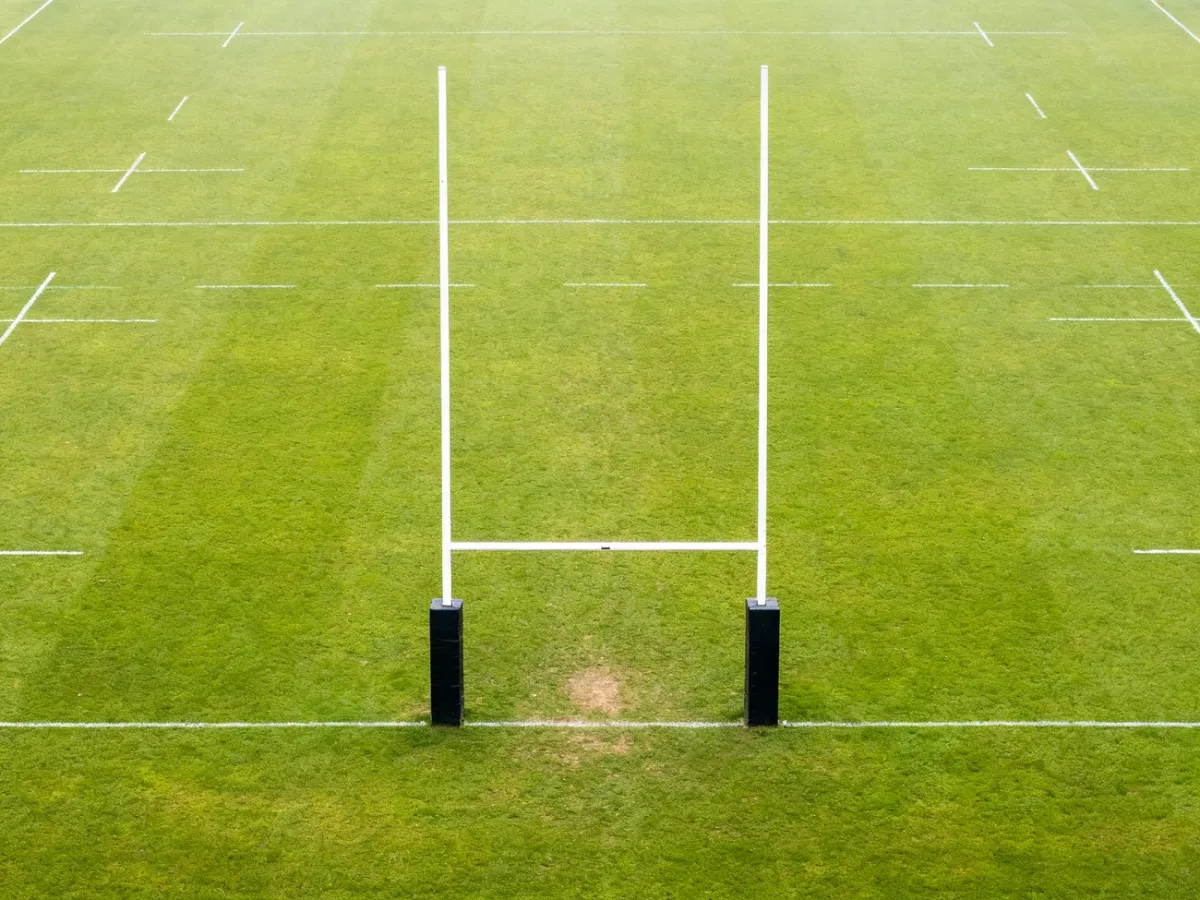 Bramka rugby ustawiona przed polem punktowym na oznaczonym boisku